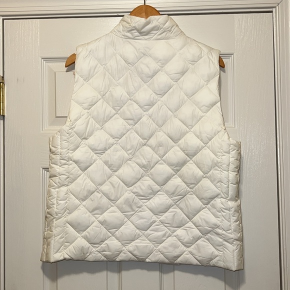 Loft L white puffer vest with pockets. - Picture 4 of 4